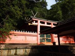 第一番　若宮　「生命」
天押雲根命　あめのおしくもねのみこと　
（春日大社主祭神　天児屋根命の御子神）
正しい知恵を授けてくれる　

大きな拝殿があって、そこからお参り。拝殿が大きくて手前が暗い。