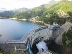 その1にて
　立山黒部アルペンルートの長野県側の玄関口「扇沢」からトロリーバス改め電気バスにて関電トンネルを抜け、黒部ダムへ展望台からの絶景やレインボーテラスにある「黒部の太陽」セットなどを楽しみダムカードを入手しました。

※その1の様子はこちら
　https://4travel.jp/travelogue/11568399

※写真は前編のハイライト「展望台から望む黒部ダム」

とにかくすごく感動しました！！