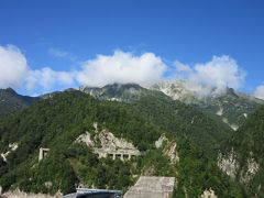 立山黒部アルペンルートは長野県側からだと
扇沢⇔黒部ダム右岸は扇沢駅付近以外全線トンネルの電気バス
黒部ダム右岸⇔左岸は徒歩
黒部ダム左岸⇔黒部平は全線トンネルのケーブルカー
黒部平⇔大観峰はロープウェー
大観峰⇔室堂は前線トンネルのトロリーバス
となっています。

立山連峰をぶち抜いた立山トンネルは反対側の室堂が高所にあるためトンネル出口の大観峰も黒部ダムよりかなり高所にあります。