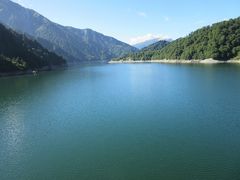 ダム天端中央部よりダム湖方面を望む

後立山連峰と立山連峰に挟まれたV字峡谷に造られた「黒部湖」
昨日赴いた高瀬ダム調整湖はエメラルドグリーンの湖面でしたが、それに比べると黒部湖はダークグリーンな感じ、これはこれで良し♪