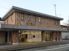 甲子園口（こうしえんぐち）駅



該駅は、昭和９年（１９３４年）７月２０日開業である。
即ち、該日より、吹田-神戸-須磨間に於いて電車運転開始時に、塚本、立花、六甲道、及び、元町各駅と同時に開設された。
該駅は、東京方末端部に於いて武庫川を渡河する為に築堤構造で構築され、該築堤内部に地下道で南北を貫通構造である。
昭和１３年（１９３８年）７月５日発生の阪神大水害で、武庫川が氾濫し濁流が該駅本屋に流込み約３ｍ床上浸水被害が発生した。
大東亜戦争末期、我が国本土は連合国戦略部隊に依る空爆被害が続出したが、該駅は、阪神間に存在する諸駅に数少ない無被害だった。
現駅本屋は、昭和５３年（１９７８年）３月に改築された第２代鉄筋コンクリート造構造だが、北口駅舎は該駅開業当時の原型で、杉綾様模様入柱、筋目柱模様構造で、建築当時の鐵道省標準様式が見られた。
阪神淡路大震災で、該駅付近は不通となったが、同月１９日に尼崎-甲子園口間、同月２５日に甲子園口-芦屋間復旧まで、該駅は鉄道代替バス乗降駅として機能し長蛇の列が見られた。
該駅開業時に設置された初代駅本屋は老朽化を理由に、平成２６年（２０１４年）３月２２日附で改築され、第２代駅本屋が竣工した。
http://www.jr-odekake.net/eki/top.php?id=0610135