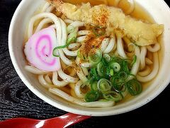 紅葉見物の前に、新梅田食堂街の立ち食いうどんで腹ごしらえ。海老天うどん380円。