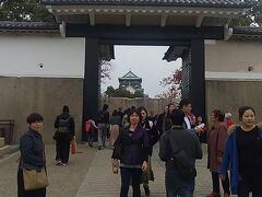 公園エリアをぐるっと周り、大阪城の方に行ってみる。外国人が多い。