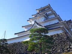 青い空に真っ白な城壁が映えます。