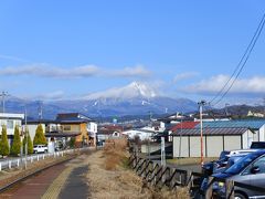 あかべぇがちょうど来たので、とりあえず七日町へ行ってみることに。
が、なんかもう歩き疲れて、早く温泉入りたい！という気持ちがどんどん強くなってしまい、バスで七日町に到着し、ほんの少しだけ街歩きした後ですぐに駅へ。
気ままなひとりたび～。
七日町駅ホームからみる磐梯山。