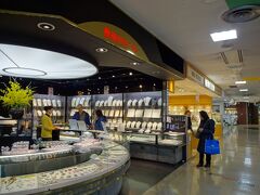 駅の２階からそのまま鳥羽一番街へと続いてるので行ってみると、
お土産専門ビル！！
真珠の店が何店舗も入ってたし、三重県のお土産が大集合。