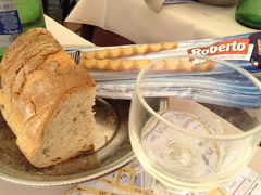 テーブルにはあらかじめパンが置いてありました