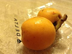 ホテルに戻り好物の枇杷をおやつにひとやすみ