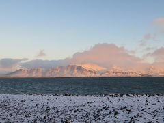 コペンハーゲン空港からアイスランドまでＳＡＳ（スカンジナビアエアー）で行きました。写真は空港の写真ではありませんが海を見るとどこからでも氷山が見えました。
