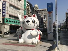 Yanchengpu（塩テイ埔）駅前にあった招き猫のオブジェ
何の意味があるのだろうか？