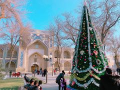 ウズベキスタンはイスラム教っていうイメージですけど、その辺りは寛容というか、結構豪華なクリスマスツリーも飾られていたりして、素敵な写真を撮ることが出来て嬉しいですね。

奥に建つのは、1622年にノーデル・デーボーンベキによって建てられ、図らずもマドラサになってしまった建物です。　当初はホテルとして建設が進められていたので内部にはモスクは無いそうです。　完成式典のあいさつで、王が「立派なマドラサだ!」と言った為、マドラサになってしまったそうです。　モスクがナイからなのか、入場料は無料でした。