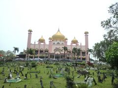 宮殿のようなクチンモスク。