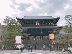 満腹、満足、エネルギーフル充電、テンションダダ上がり状態でお散歩再開

八坂神社の神宮道をテクテク
