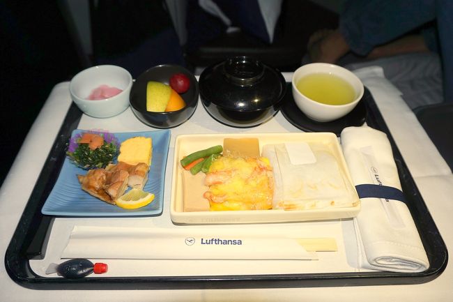 着陸前の食事は、和食をチョイス。<br />夏に乗った便の機内食に比べたら、まぁまぁでした。