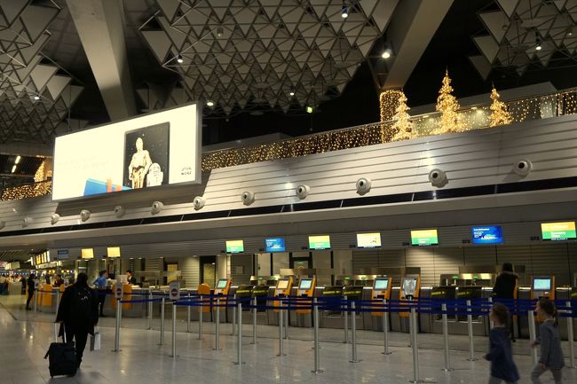 バッゲージ・クレイムでは、ツアー客の荷物が優先されていた。<br />ツアーは1つではなく、たくさんの荷物が…。（--;<br /><br />荷物を受け取り、さて、電車に乗りましょうと思ったら、今度は在来線への降り口が見つからない。<br />バゲッジ・クレイムを出たらすぐのはずなんだけど…。<br /><br />ツアーの現地係員と思われる方に尋ねたら、<br />「そこのエレベーターを上がって…」と言います。<br />「それは長距離駅ですよね。在来線に乗りたいんですけど」<br />「あ、今ね、在来線の駅は工事中で、長距離駅から出てるんですよ」<br />えぇ～、そうだったのぉ？？？<br /><br />2019年12月15日、空港近くに”ゲートウェイ”という、どこかで聞いたような名前の新駅がオープンするとのことで、この時、すべての電車が長距離駅から発着していたのです。