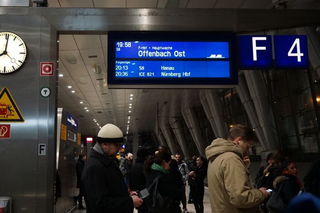 切符を買って、ホームに降ります。4.95ユーロ。<br /><br />全部の電車が2つのホームに集中しているので、中央駅に行く電車のホームがわかりにくく、ホームをあっちに行ったり、こっちに行ったり…。<br /><br />在来線駅への矢印表示が残っているため、出張と思われる日本人男性数人が空港のほうに戻って行く。<br />違う、違う、そっちじゃないよ～！<br />キャリーがなければ追いかけて教えてあげられたのだけど…。