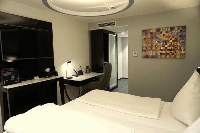 デスクの上に湯沸かし器。