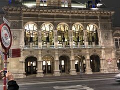 レストランを出て、バスでホテルへ向かい途中、ウィーンのランドマークのオペラ座。