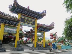 ミリの隠れ観光スポット、ド派手な中国寺院。
「Hai Long Si Temple」。