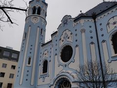 雨が降り出しちゃったけど傘持ってたのでそのまま観光続行！
青の教会まで。