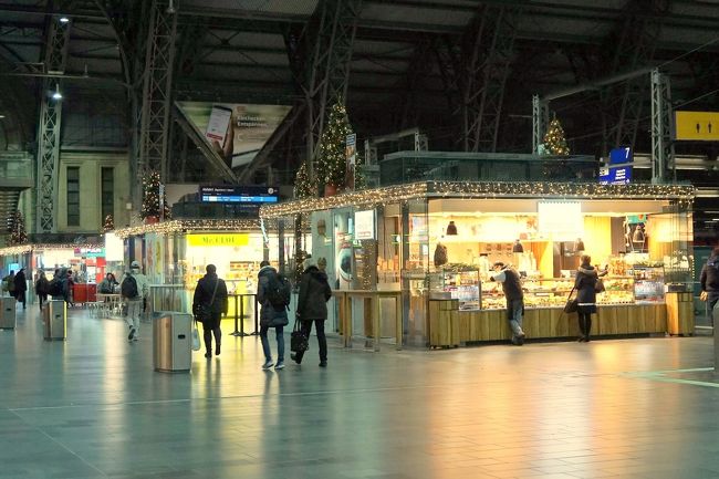早朝で駅の売店が空いてなかったらと、夕べ、地下通路でドーナツを買いましたが、この時間でも、お店は空いてるんだね～。<br />時差ボケで朝早く目が覚めてしまい、ドーナツはホテルで食べちゃいました。
