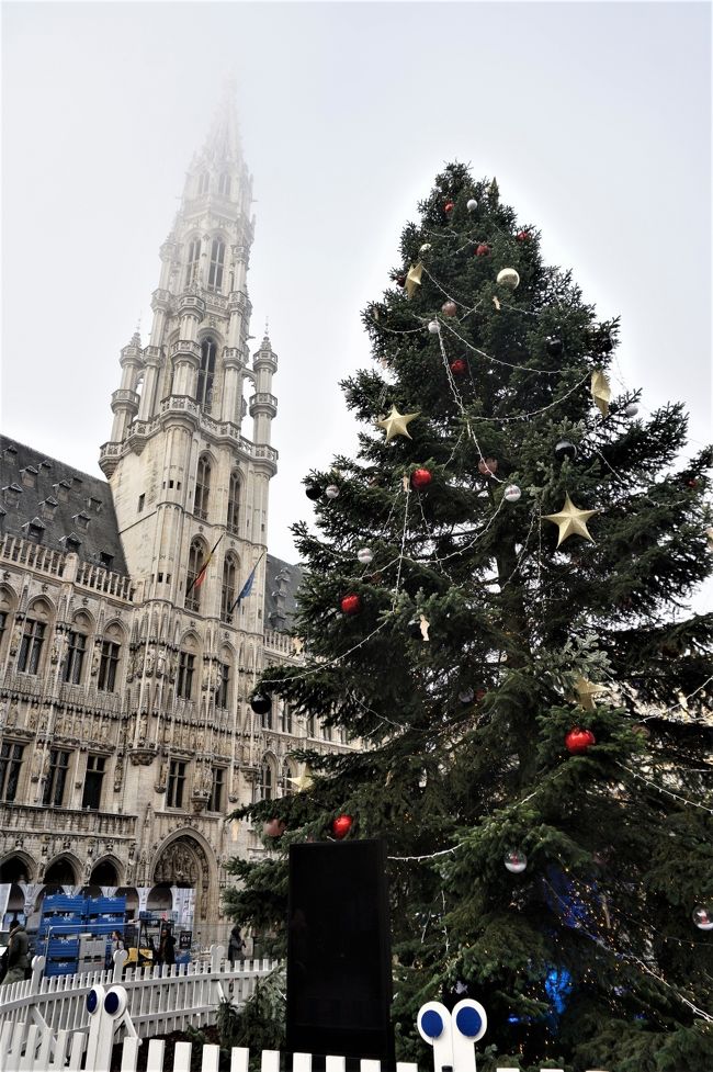 15世紀に建てられた市庁舎、広場の目玉ですね。