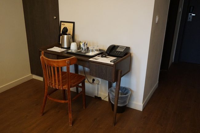 デスクの上に湯沸かしセット。<br />左側に見えているのは、クローゼットの扉。