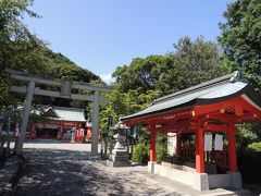 手を清めましょう。
阿須賀神社の手水鉢は巨大な一枚岩を彫ってつくられたものなんだそうです。