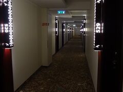 この廊下、ちょっといかがわしい雰囲気……。
ここだけかなりモダンなホテルだった気がします。