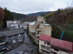 鎌先温泉は、狭い谷沿いにあり、旅館や民家が肩を寄せ合うように建ち並んでいる。
こじんまりとした温泉街で、とても良い雰囲気だ。