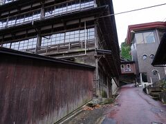 鎌先温泉の湯の良さを堪能し、いよいよ今宵の宿へと向かう。
その宿は、温泉街の一番奥に建っていた。
坂を登って行くと、先ほど露天風呂から見下ろした木造４階建ての建物が見えてくる。
これが本館だ。