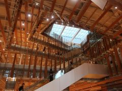 富山市ガラス美術館は、新国立競技場の設計者でもある隈研吾氏の設計とそれだけでも人々をひきつける