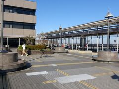 　さてさて、こちらは成田空港第2ターミナルの見学デッキでございます。近代的な憩いの場でもあるかのよう。