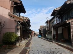 金屋町通りのひと気がないのはお正月間近だからということで
こちらは木造建築　前田利長公が産業復興のために鋳物師を呼び寄せてこの一帯鋳物発祥の地となる。千本格子は　さまのこ　とよばれているそう。