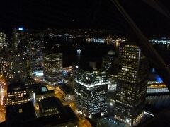 グラウスマウンテンのレストランに行けないのならということで、Top of Vancouverに登って夜景を見ることにしました。
登るのにチケットを購入しないといけないのですが、最上階にあるレストラン（Top of Vancouver Revolving Restaurant）で食事をすればチケット購入が不要とわかり、食事をすることとしました。