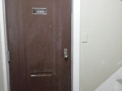 本館の斜め向かいにある昭和なアパートのコンドミニアムが今宵のお宿＾＾

見た感じ事●物件感半端ない＞＜、、1人やったら無理かも。。

いちを、最上階ペントハウス？！ゲット（爆）