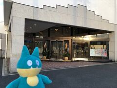 マザー牧場を出発し、１時間ほどで今夜のお宿に到着。
今夜おせわになるのは「休暇村 館山」さんです