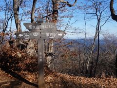 常福院の後ろを登り5分程で高水山に登頂しました。
759m
山頂にいるのは私の他に一人だけ。
静かです。