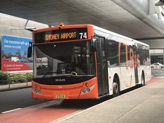 久々のシドニー空港到着。
やっぱり個人的に気慣れているシドニーの方がメルボルンより落ち着く。

まずは荷物を置きにホテルまでターミナル移動専用バスに乗って向かいます。