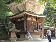 経蔵の基壇付近のところに把手がついており、写真のように押して一回りすれば一切経を一通り読誦した功徳が得るといわれています。つまり巨大マニ車。もちろん自分でも回してみましたよ。意外とすんなり回りました。功徳を得たかな。