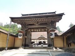 こちらの正門は1593年に再建されてたものです。昔はこの門を正面から出入りできるのは天皇・皇族、高野山の重職だけで、門右側にある小さな入り口を一般の僧侶が使用したそうです。