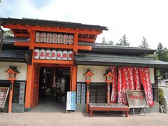 大師教会の隣には常喜院地蔵堂。さすり地蔵、一願地蔵、聞き耳地蔵、水かけ不動などが祀られていましたが、中でもひときわ目を引いたのが赤地蔵尊。堂内は香の香りと流れている水の音が響いて不思議な空間になっていました。