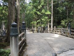 こちらが身を清めるための中の橋。正式名は手水橋といいます。
流れる川は金の河と呼ばれていますが、金は死の隠語、つまりは三途の川を意味しているんだそうです。中の橋が現世と来世の境で、中の橋を渡るとこれから先は、あの世ということですね。