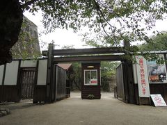 入場料払って鶴岡公園内へ。冠木門の入口を潜り抜けて津山城を堪能しにまいりましょう。