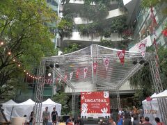エムクオーティエデパート前ではシンガポールのイベントらしい。