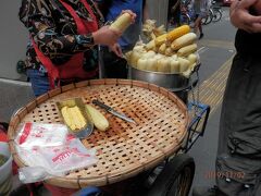 屋台でトウモロコシを昼食にする。毎朝夕ご馳走だから腹が空かない。