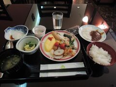 ぐっすり寝たら、お腹が空いたので朝食！
あご野焼きは美味しいな。この後、パンや果物も食べて満腹になりました。燃費の良くない自分でも、これだけ食べれば半日は動きまくれるぞ。