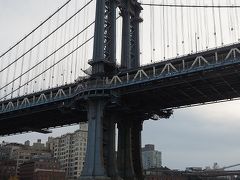 マンハッタン橋！映画に出てくるみたいなかっこいい橋。いや、きっと映画に何百回と出ているんだろうな。