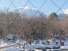 部屋から朝食会場に向かう通路から撮影した浅間山。周りの雪景色とマッチして、大変美しい。窓の格子が映っているのもいいもんだ。朝食なバイキング。いろんな国のメニューがあり、充実していた。お腹いっぱい。