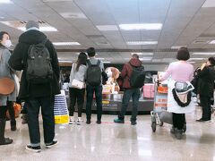 予定より早く松山空港に到着。
荷物が小出しで少しずつしか出てこず
みんなで、「私の荷物まだかしら？」状態。
でも、台湾の人も日本人も大人しく待っていて
国民性を感じました。